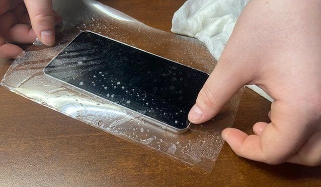 Smartphone getting PPF for glass protection